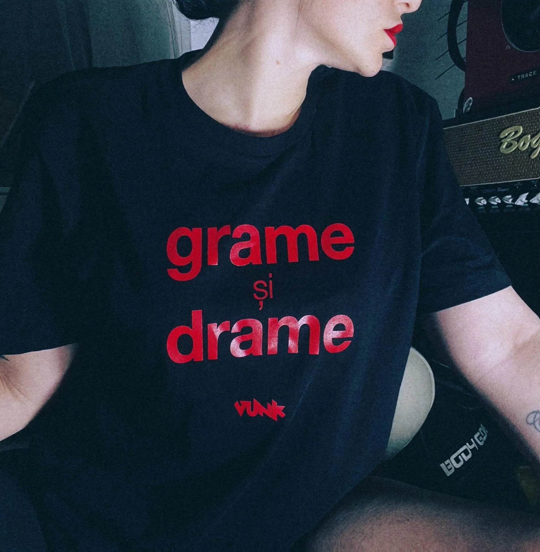 VUNK - Tricou negru Grame și drame (unisex)